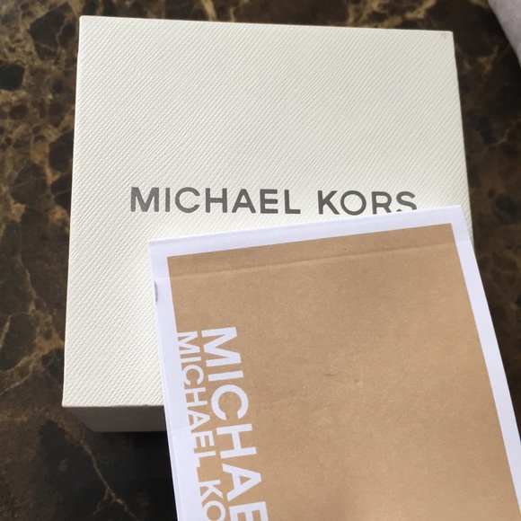 Gorgeous Silver Michael Kors MK 6174 Watch - Picture 7 of 7